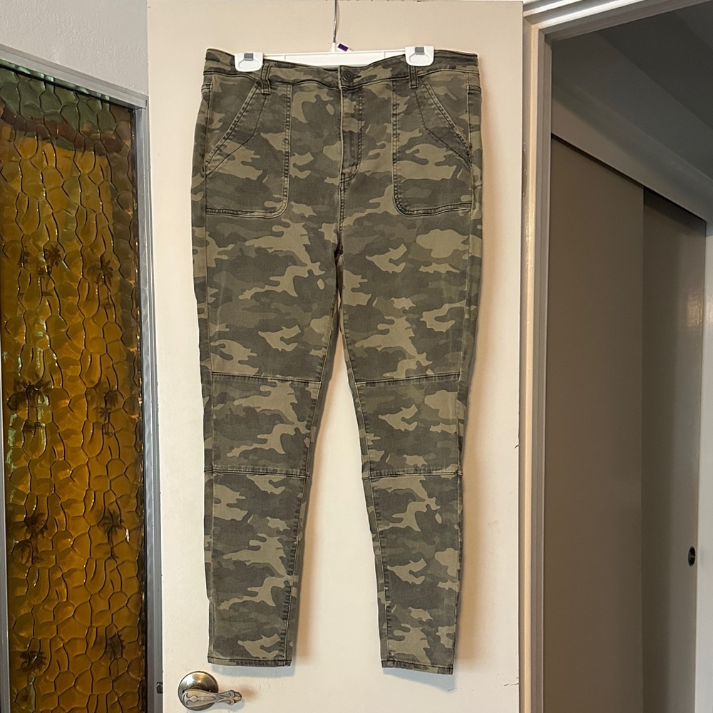 American Eagle Outfitters High Rise Jeggings Camo Jeans